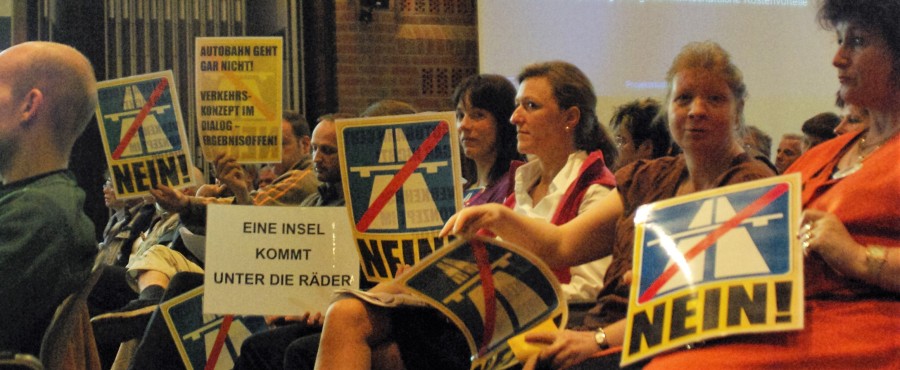 Dialog gefordert - hier auf einer Wilhelmsburger Bürgerversammlung 2009 - eine Prüfung von Alternativen hat bisher nicht statt gefunden.